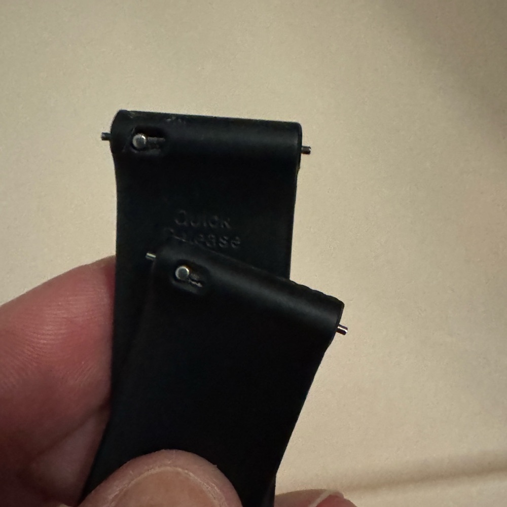 Garmin vivoactive 4S matte black watch band - Picture 3 of 3